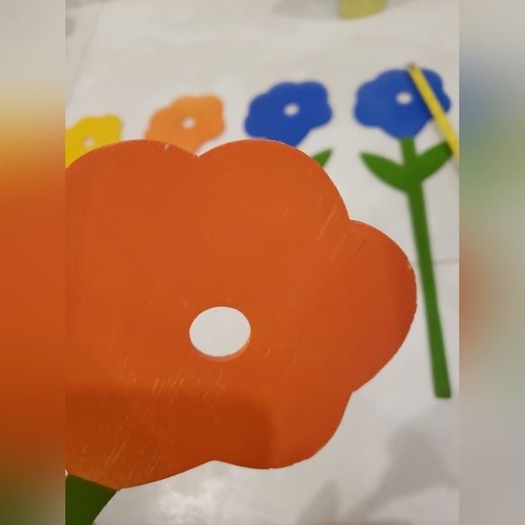 Floral vase and wooden flowers - Picture 5 of 6